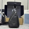 Prada 로고가 새겨진 삼각형 모양 백팩 2VZ098 17x32x6.5cm